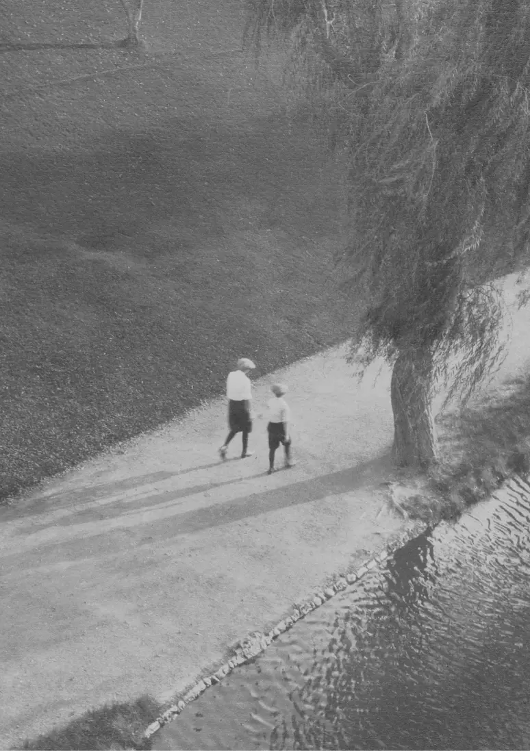 Foto en branco e negro enfocando a unha muller e a un neno desde lonxe.